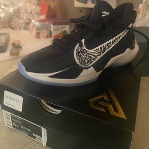 Nike Freak 2 Grade School NWT